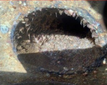 Sección de tubería bloqueada por biofouling tras seis meses sin tratamiento
